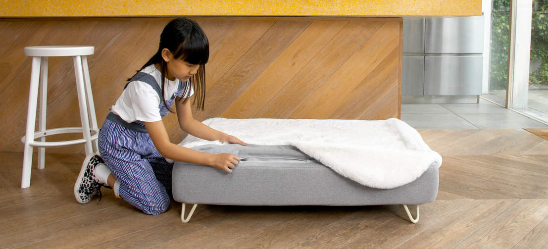 Bäddmadrasserna fästs lätt med en dragkedja på den lyxiga madrassbotten i memory foam, vilket gör sängen både lyxig och flexibel.