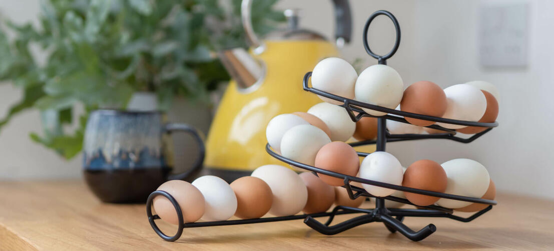 En Omlet äggskål full av färska ägg i ett kök.