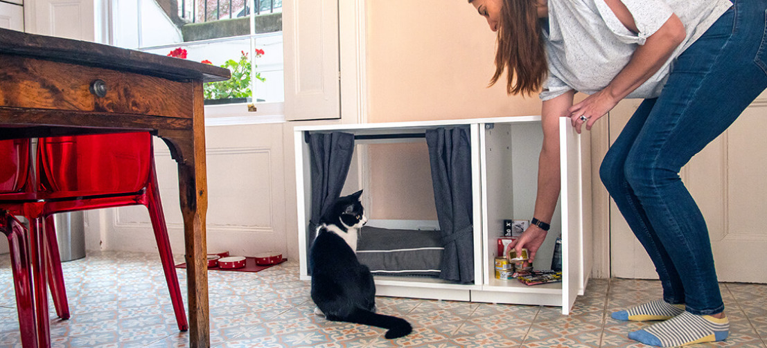 Maya Nook finns tillgänglig med en garderob så att du på ett praktiskt sätt kan förvara alla dina katters saker på ett ställe