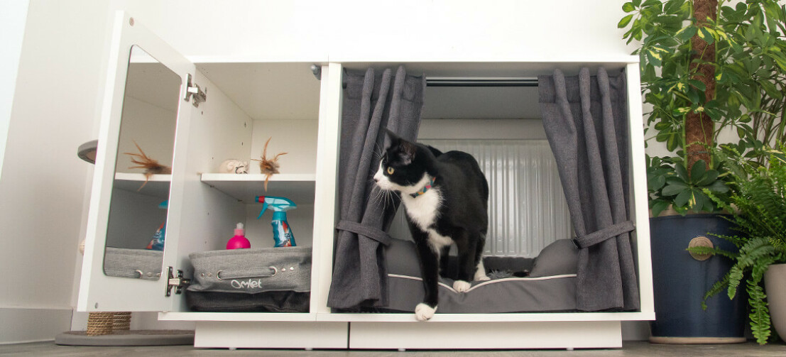 Maya Nook kommer i två storlekar och finns tillgänglig med en garderob och gardiner, så att du kan skapa en egen mysig koja för din katt Maya Nook kommer i två storlekar och finns tillgänglig med en garderob och gardiner, så att du kan skapa en egen mysig koja för din katt