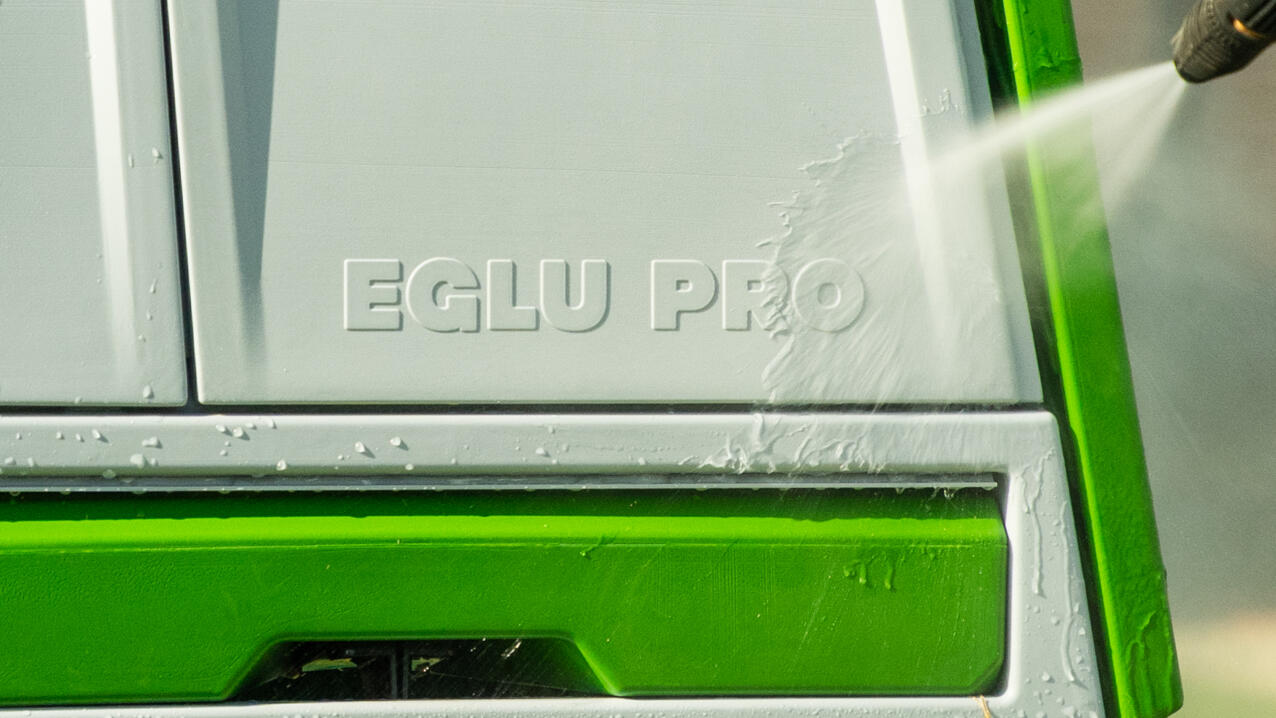 Eglu pro kan enkelt rengöras med en snabb jet-tvätt.
