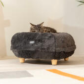 Katt som sover på Omlet Maya donut kattbädd i tidigt grått