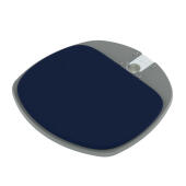 Plattform i grå plast för utomhusbruk med blå kudde som tillbehör till Omlet Freestyle leksystem för kattträd