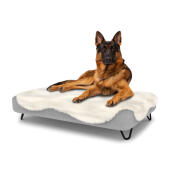 Hund sitter på en stor Topology hundbädd med fårskinnsöverdrag och hårnålsfötter i svart metall