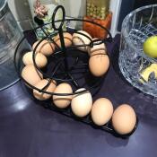 En svart ägghelter skelter med massor av färska ägg på.