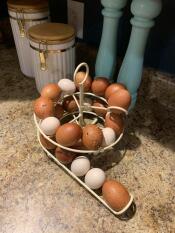 Massor av ägg på äggskelterns äggförråd.