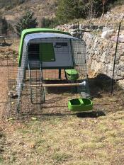 En Eglu Cube som står på marken