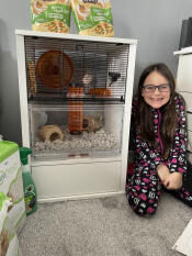 är väldigt förväntansfull när hennes nya hamster kommer nu! 