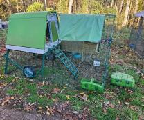 Omlet grönt Eglu Go upphöjt hönshus och löpning med skydd