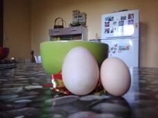 Två färska ägg på ett köksbord