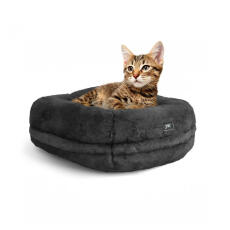 Luxurious supermjuk Maya donut kattbädd i earl grey färg med katt som sitter på den