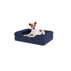 Hund sitter på liten midnatt blå memory foam bolster hund säng