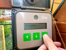En öppen kontrollpanel på en automatisk dörr till en hönshusdörr