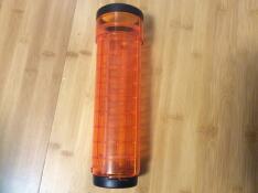 Ett orangefärgat Qute -rör för en hamster- eller gerbilbur.