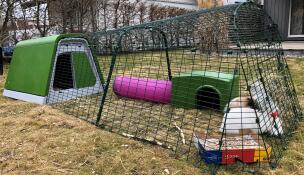 Zippi-gömställe med lektunnel till kaniner i en två meters gård