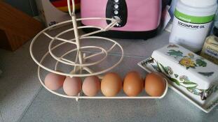 Våra första ägg på vår äggskål!! jag älskar den!! x