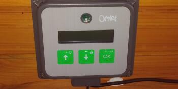 En bild på kontrollpanelen för den automatiska dörröppnaren Omlet.