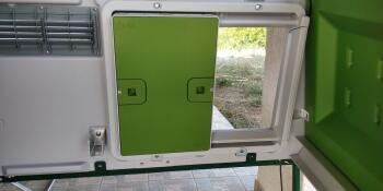 Den automatiska dörröppnaren för kyckling installerad i min Eglu Cube .