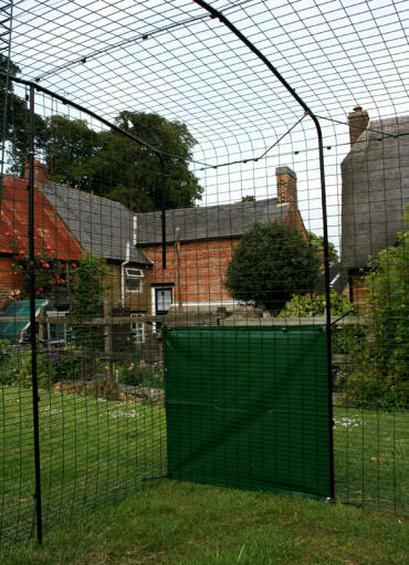 Inomhus hönsgång i trädgården med ett genomskinligt skydd