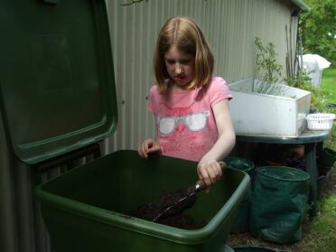 Compostgirl hjälper till att ställa in Hungry Bin