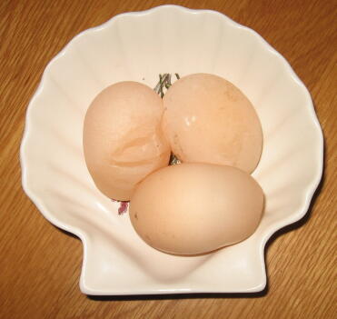 3 ägg läggs av samma höna, karamell, på en dag som du kan se 2 av dem är mjuka skal.