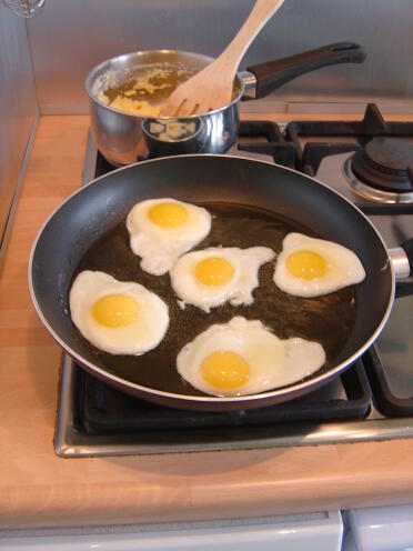 Frukost för oss och några chums - ett ägg vardera!