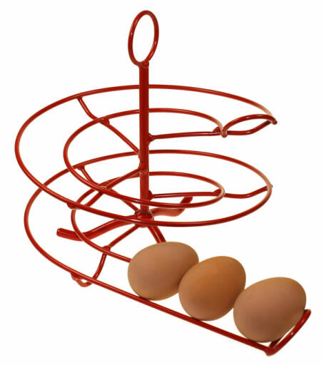 Röd äggskål med 3 ägg på den