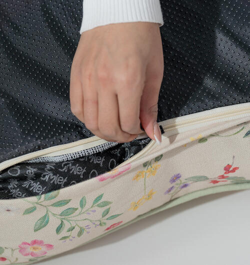 En hand unZipping kudden hundbäddsöverdrag