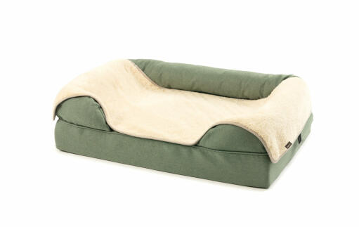 Plyschig grå och päls filt på en grön bolster säng 36