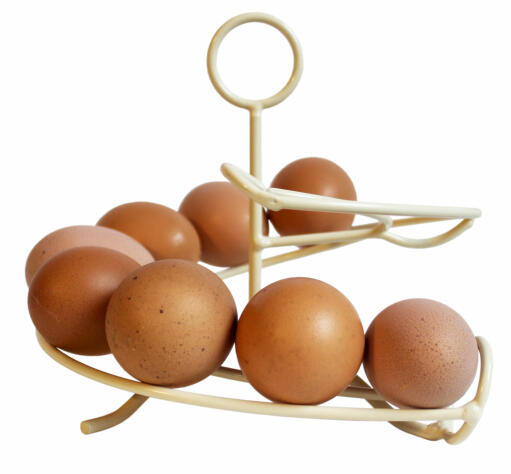 En gräddfärgad ägghelter skelter med många ägg på.