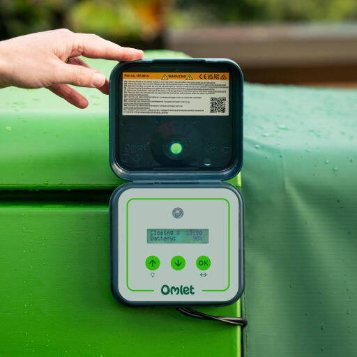 En närbild av kontrollpanelen för den smarta automatiska dörren till hönshuset