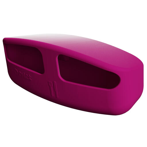 Lila Eglu pro och Eglu Cube kycklingmatare designad av Omlet