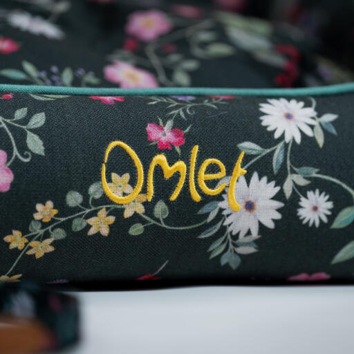 LoGo detalj på en Omlet bädd i midnight meadow-mönstret