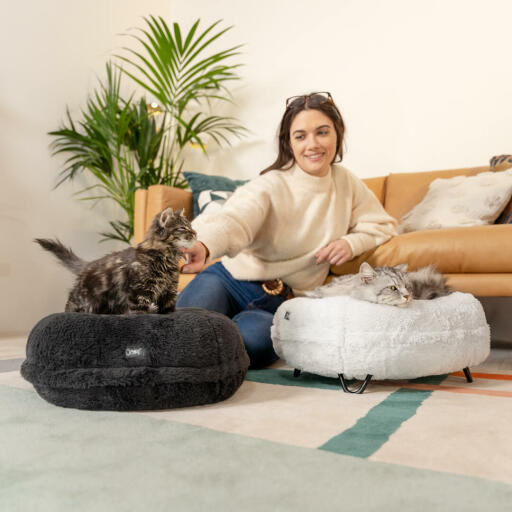 Sängen är kompakt för att den lätt ska smälta in i ditt hem och finns i två snygga färger, perfekt för hem med flera katter.