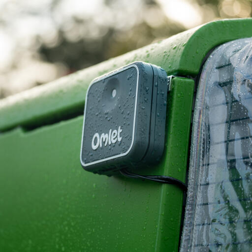 En närbild av kontrollpanelen för den smarta automatiska dörren till hönshuset