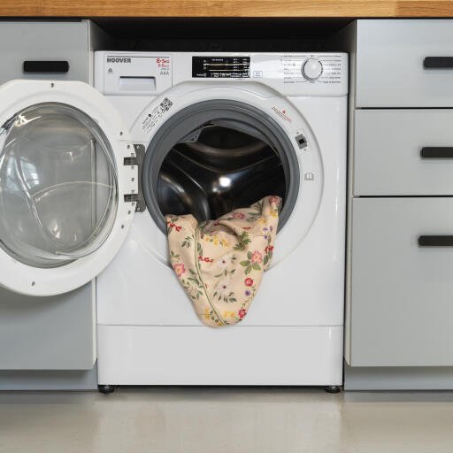 Rosa Omlet hundbäddsöverdrag i en tvättmaskin
