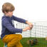 En ung pojke sätter ett Zippi -lås på ett marsvin Zippi run