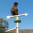 Kyckling som sitter på toppen av väderkranen kyckling leksak tillbehör för den fristående universella kycklingstången