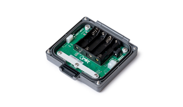 Autodörren drivs av 4 AA-batteri