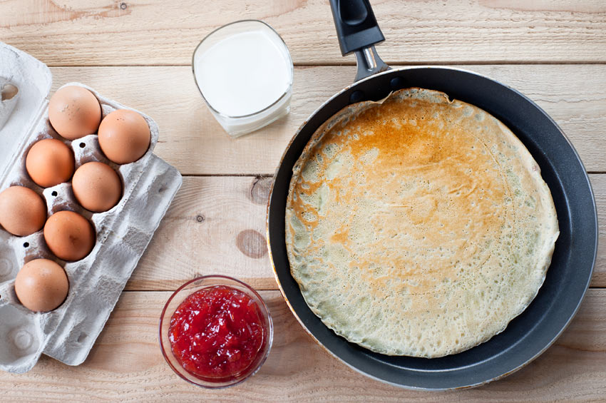 En perfekt stekt pannkaka gjord på färska ägg från frigående höns