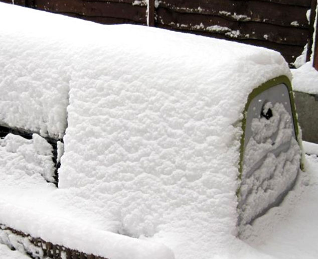 Buren Eglu Go täckt av snö.