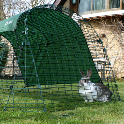 Väderskydd som kommer gratis med kaninburen Eglu Go