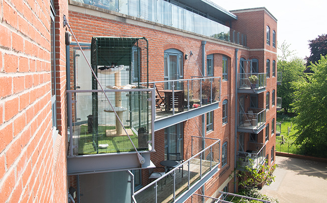 Bild på en balkong från utsidan som visar hur bra den passar