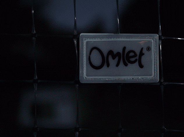 Man använder dörren till Omlets hönsstängsel.